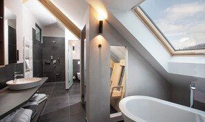 Spa Studio | Badeværelse | Hårtørrer, badekåber, hjemmesko, håndklæder