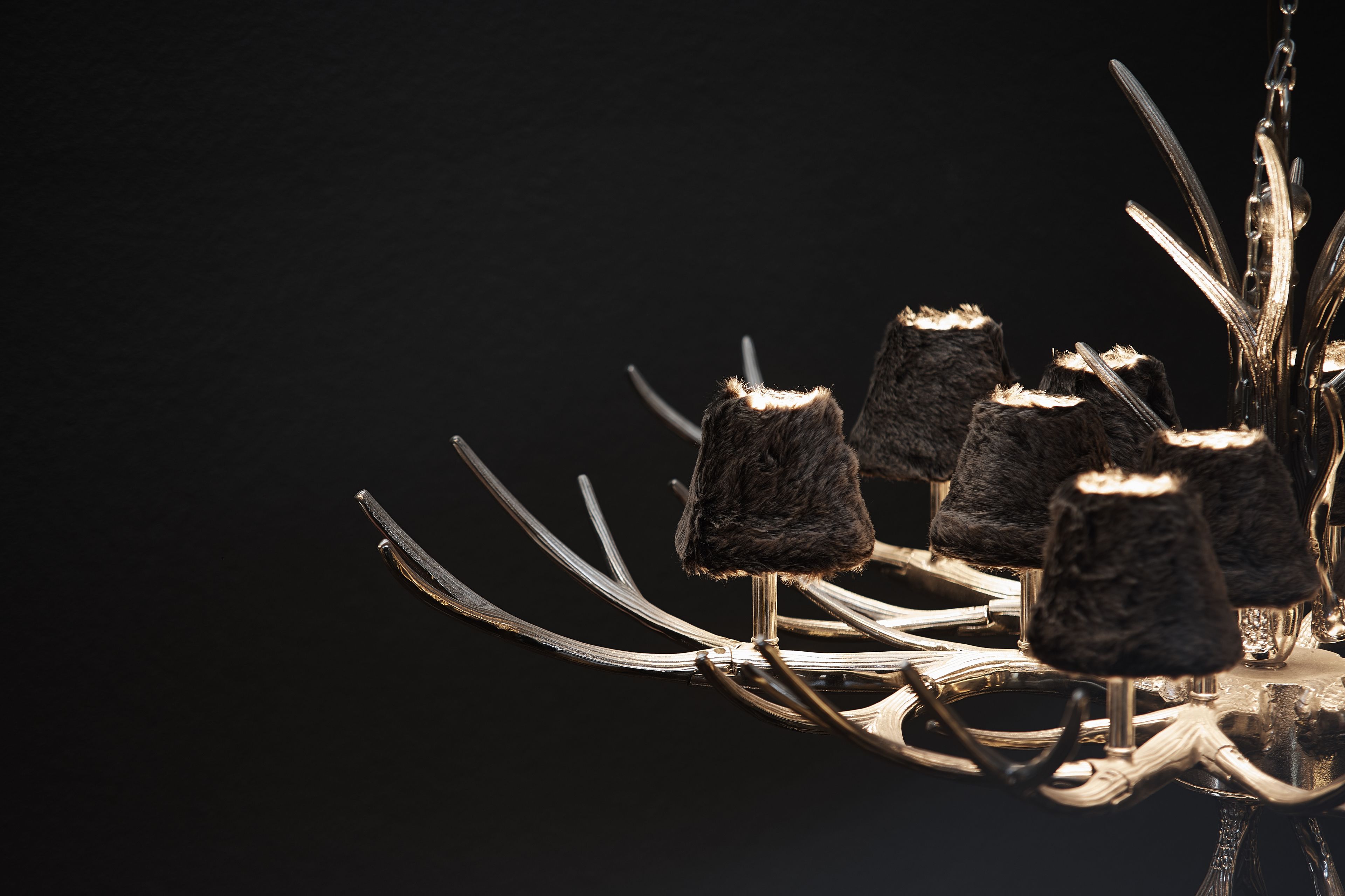 Un candelabro con múltiples brazos y detalles negros texturizados.