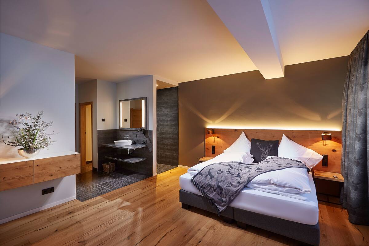 Deluxe Apartment | Hypo-allergenic bedding available, in-room safe, blackout drapes