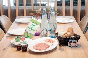 Petit déjeuner en libre-service compris tous les jours
