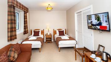 Habitación estándar con 2 camas individuales, baño en la habitación (Woodland) | Tabla de planchar con plancha, wifi gratis y ropa de cama