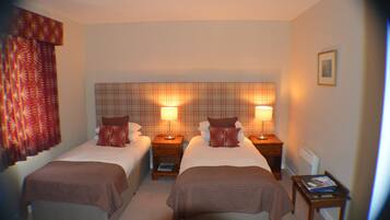 Habitación estándar con 1 cama matrimonial o 2 individuales, baño en la habitación (Woodland) | Tabla de planchar con plancha, wifi gratis y ropa de cama