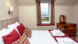 Chambre supérieure, 1 lit double ou 2 lits jumeaux, salle de bain attenante, vue sur la mer | Fer et planche à repasser, accès au Wi-Fi (inclus), literie fournie