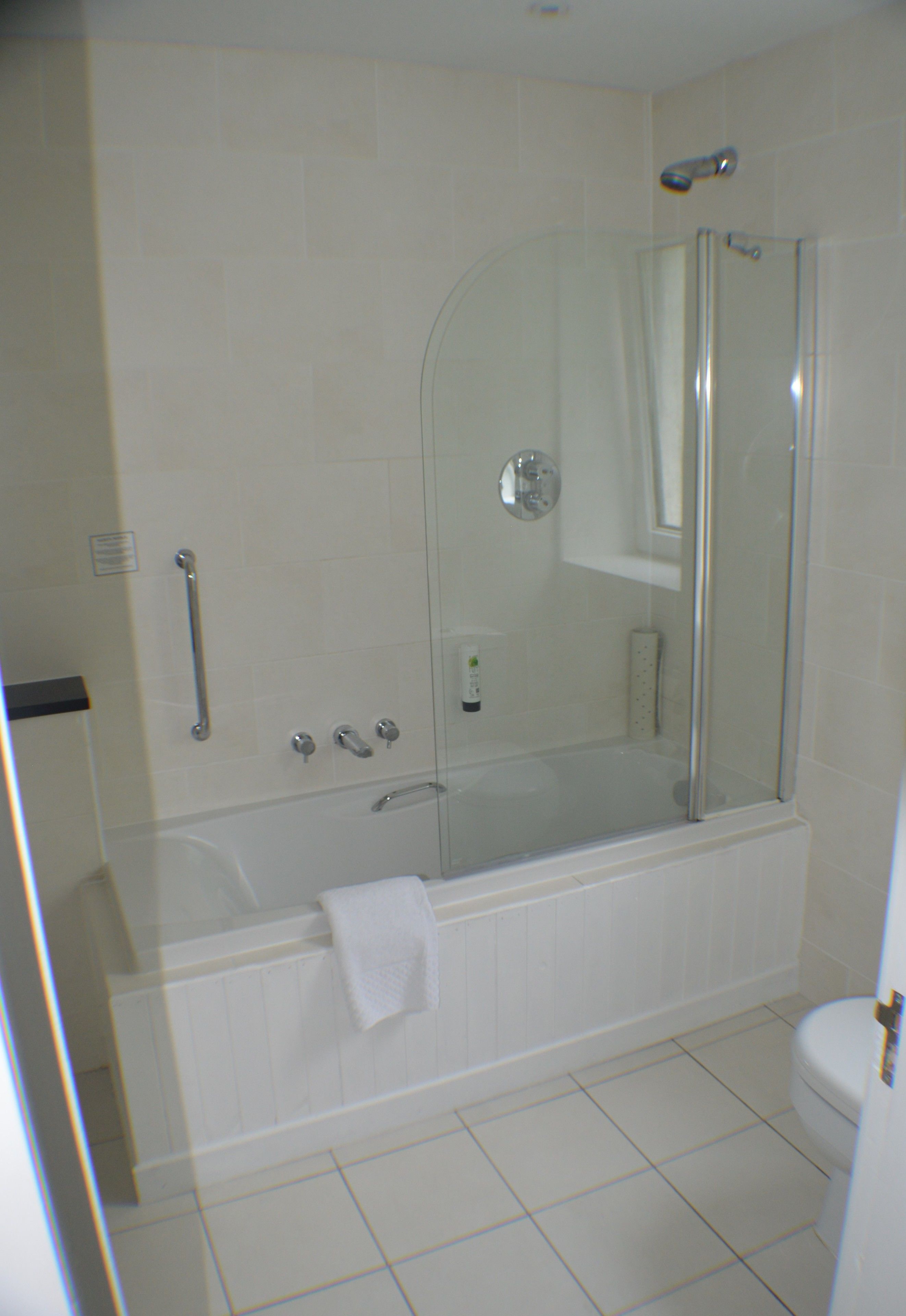 Deep-soaking bathtub