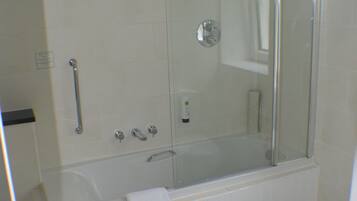 Deep-soaking bathtub