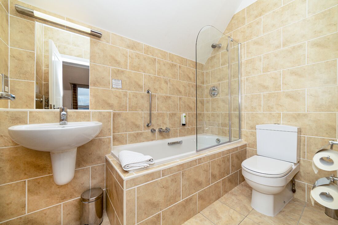 Superior Room, 1 Double or 2 Single Beds, Ensuite, Sea View | Bathroom | Combined shower/bathtub, free toiletries, hair dryer, towels