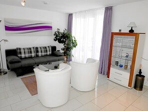 Appartement, 1 slaapkamer, kitchenette, uitzicht op zee | Woonruimte | Een flatscreentelevisie, een videogameconsole en een dvd-speler