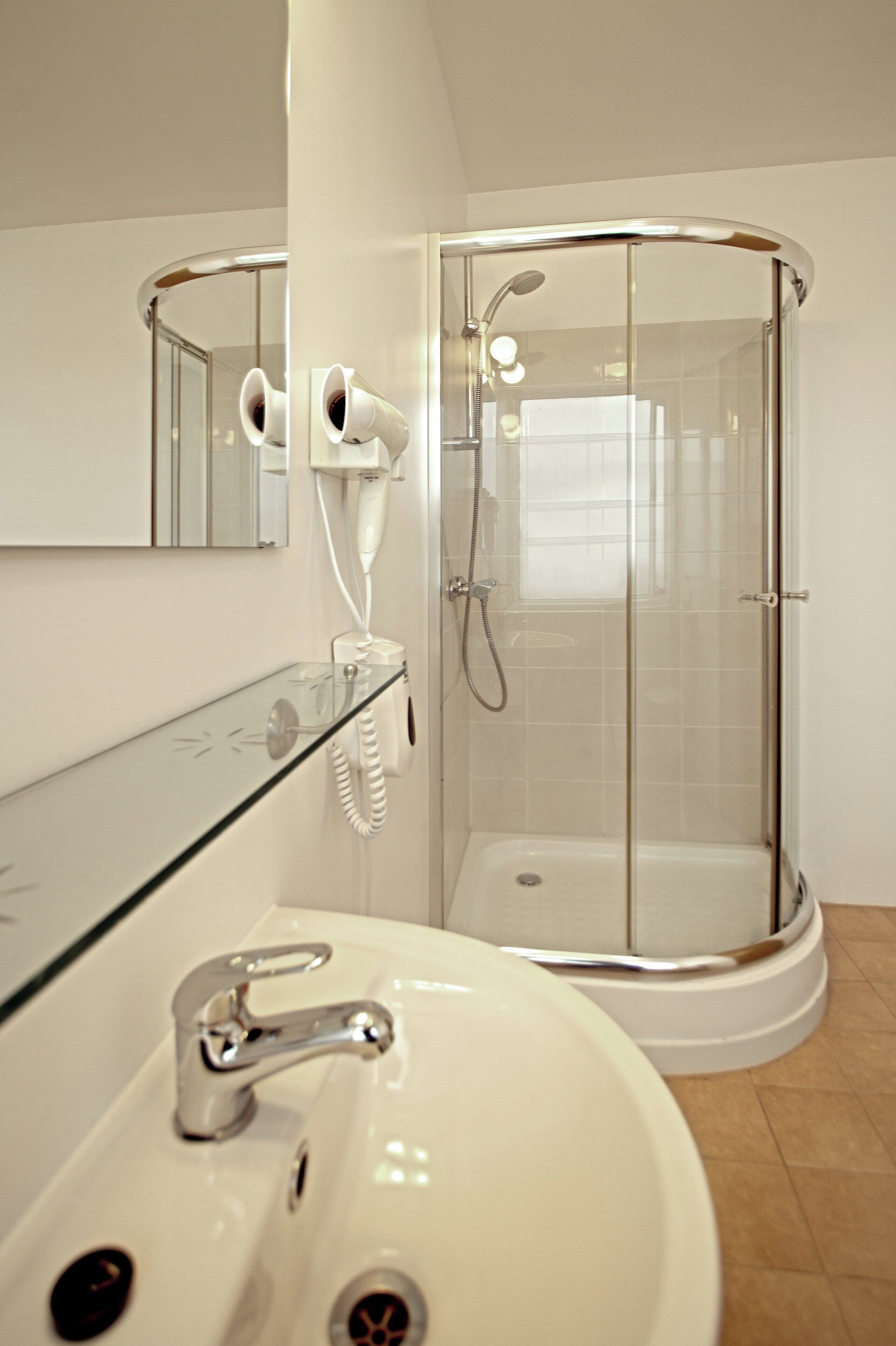 Twin Room, Private Bathroom | Bathroom