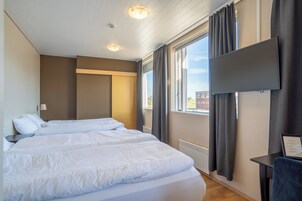 Quarto quádruplo família, banheiro privativo | Cortinas blackout, quartos à prova de som, Wi-Fi de cortesia