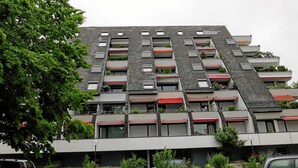 A modern building with multiple balconies, some with plants. - Apartment Seeblick (Meersburg)