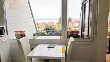 Appartement, 1 chambre, non-fumeur, terrasse | Restauration dans la chambre