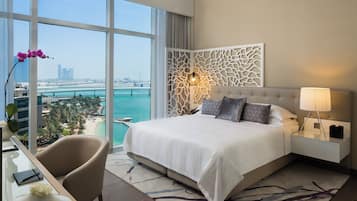 Appartement, 2 chambres, balcon, vue mer | Couette en duvet d'oie, coffres-forts dans les chambres, bureau