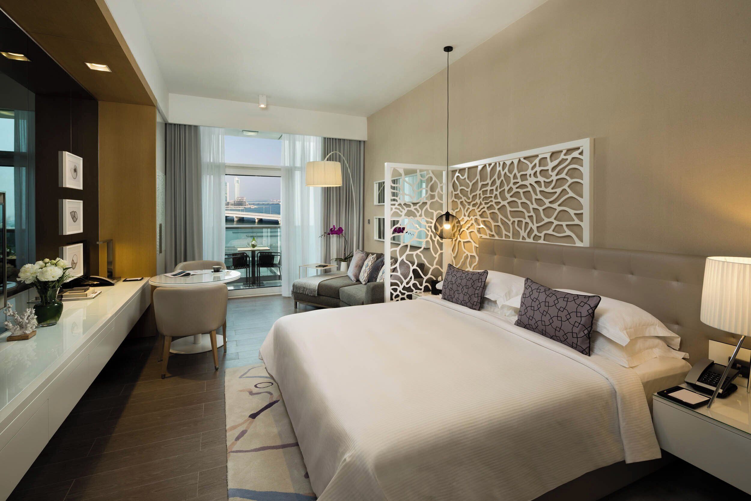 羽绒被、客房内保险箱、办公桌、笔记本电脑工作区