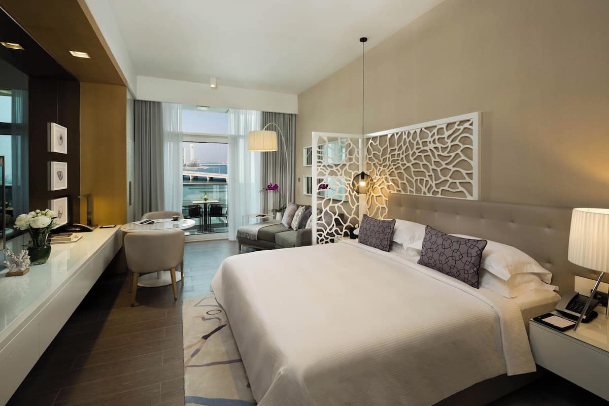 1 habitación, edredón, caja de seguridad en la habitación y escritorio