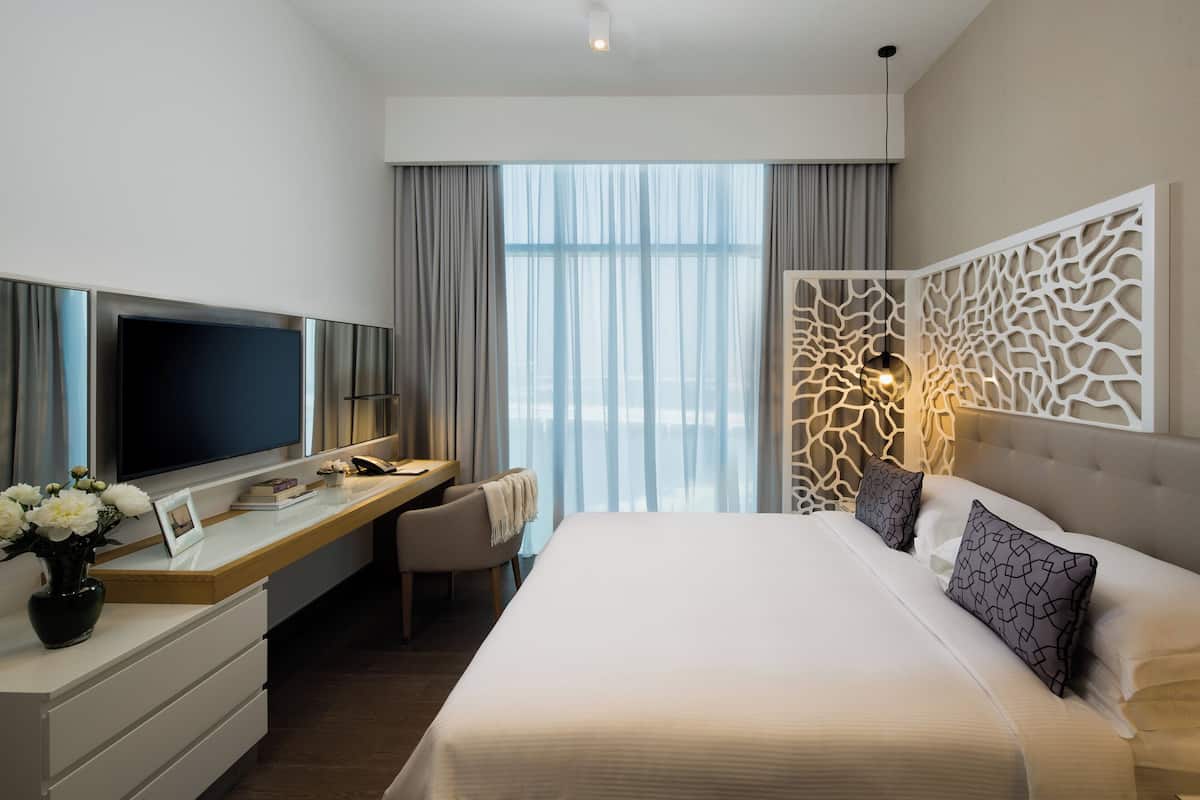 Apartamento, 1 quarto, sacada, vista para o mar | Edredons de pluma, cofres nos quartos, escrivaninha