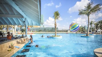 Hồ bơi ngoài trời, mở cửa từ 7:00 đến 20:00, ghế dài tắm nắng