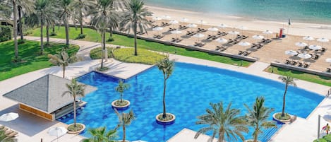 Una piscina al aire libre (de 07:00 a 20:00), tumbonas