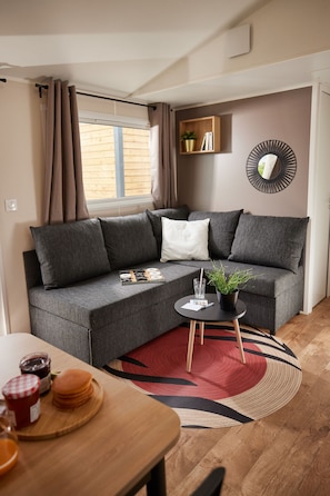 Mobile Premium-Unterkunft | Wohnbereich