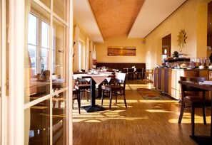 供應早餐和晚餐，地區料理