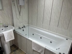 Family Room | Bathroom | Free toiletries, hair dryer, towels - Fairhaven Hotel Central Blackpool (Blackpool)