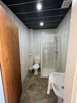 Gratis toiletartikelen, een haardroger, handdoeken