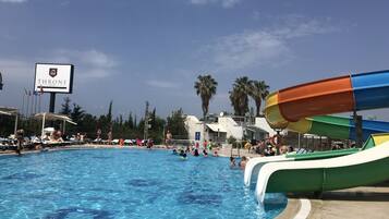 Piscina interna, piscina externa, guarda-sóis, espreguiçadeiras