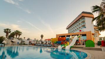 Piscina interna, piscina externa, guarda-sóis, espreguiçadeiras