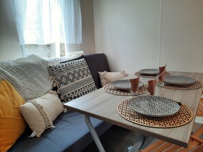 บ้านเคลื่อนที่, 2 ห้องนอน (Domino) | ห้องพักตกแต่งอย่างมีเอกลักษณ์, ตกแต่งพิเศษโดยเฉพาะ, ทางสำหรับรถเข็น