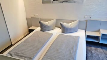 6 bedrooms, hypo-allergenic bedding, desk, free WiFi