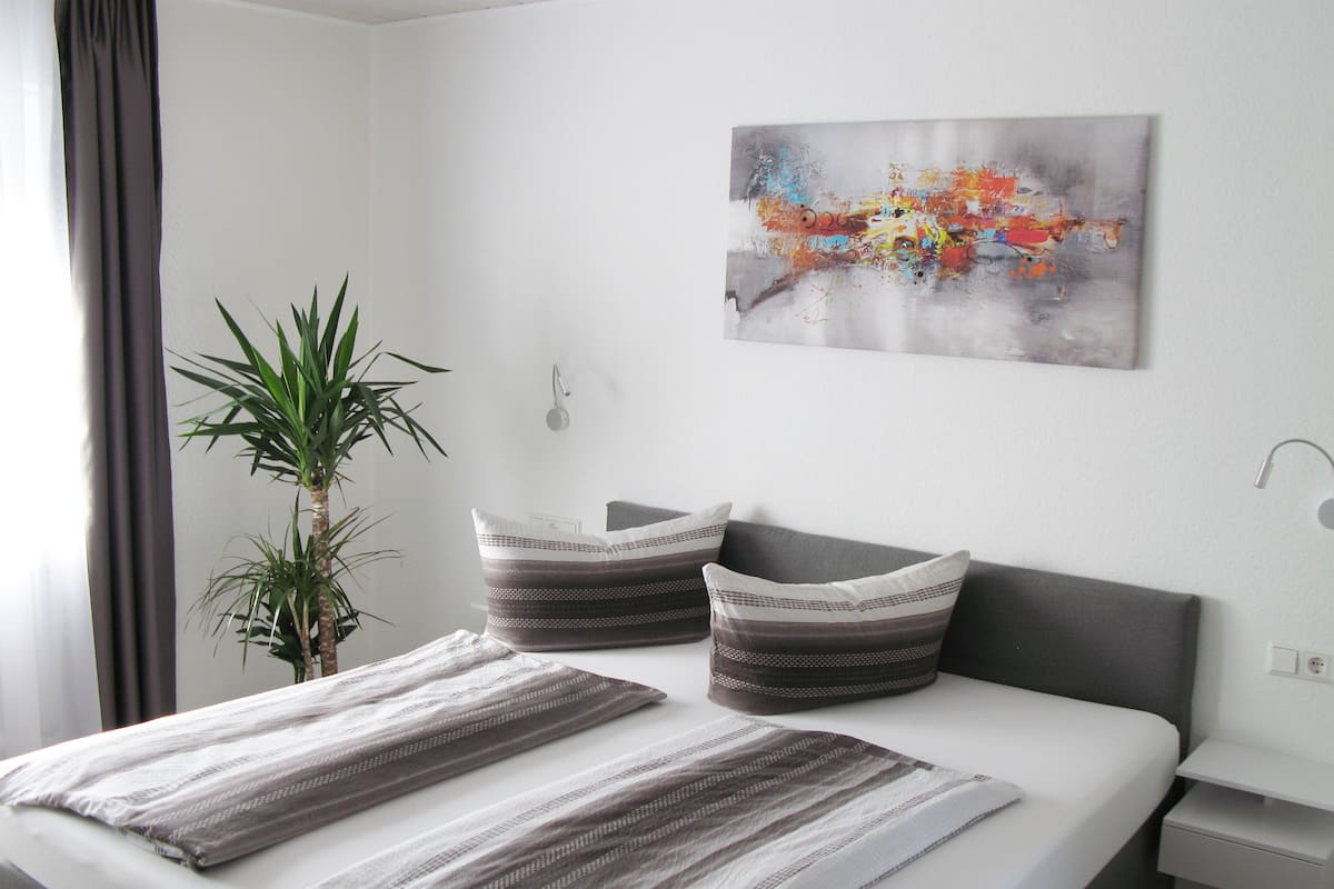 6 bedrooms, hypo-allergenic bedding, desk, free WiFi