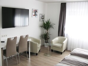 80-cm-Flachbildfernseher mit Satellitenempfang, Fernseher