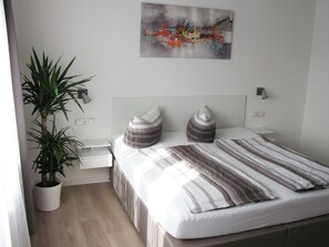 Double Room | Hypo-allergenic bedding, desk, free WiFi, bed sheets - Murgtal Motel (Rastatt)