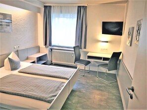 6 bedrooms, hypo-allergenic bedding, desk, free WiFi