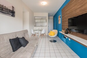 Classic-Apartment, 1 Doppelbett und Schlafsofa, Nichtraucher | Wohnbereich | 48-Zoll-LCD-Fernseher mit Premium-TV-Sendern, Fernseher, Pay-TV