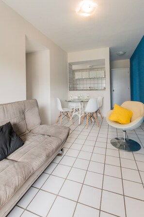 Apartamento clássico, 1 cama de casal e sofá-cama, para não fumantes | Área de estar | TV LCD 48 polegadas com canais de TV premium, TV, filmes pagos