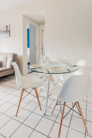 Apartamento clássico, 1 cama de casal e sofá-cama, para não fumantes | Opções para refeição no quarto