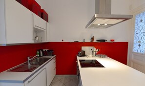 Appartement, 2 chambres | Cuisine privée | Réfrigérateur grande capacité avec congélateur, un four