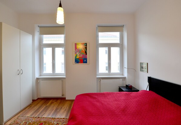 Appartement, 2 chambres | 2 chambres, bureau, fer et planche à repasser, accès au Wi-Fi (inclus)