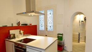 Apartment, 2 Bedrooms | Private kitchen - Flat with parking space at Schönbrunn (Vienna)