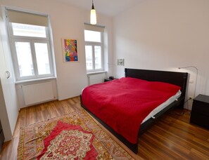 Appartement, 2 slaapkamers | 2 slaapkamers, een bureau, een strijkplank/strijkijzer, gratis wifi