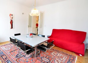 Appartement, 2 slaapkamers | Woonkamer | Een flatscreentelevisie