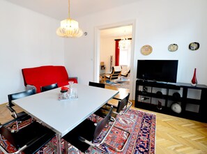 Appartement, 2 chambres | Repas dans la chambre