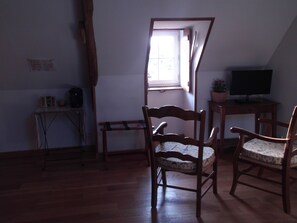 Classic Double Room, Ensuite, Garden View (Chambre PARME) | 1 bedroom