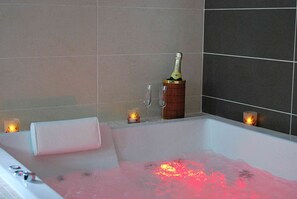 Deluxe Suite, Ensuite, Garden View (Suite Balnéo) | Indoor spa tub