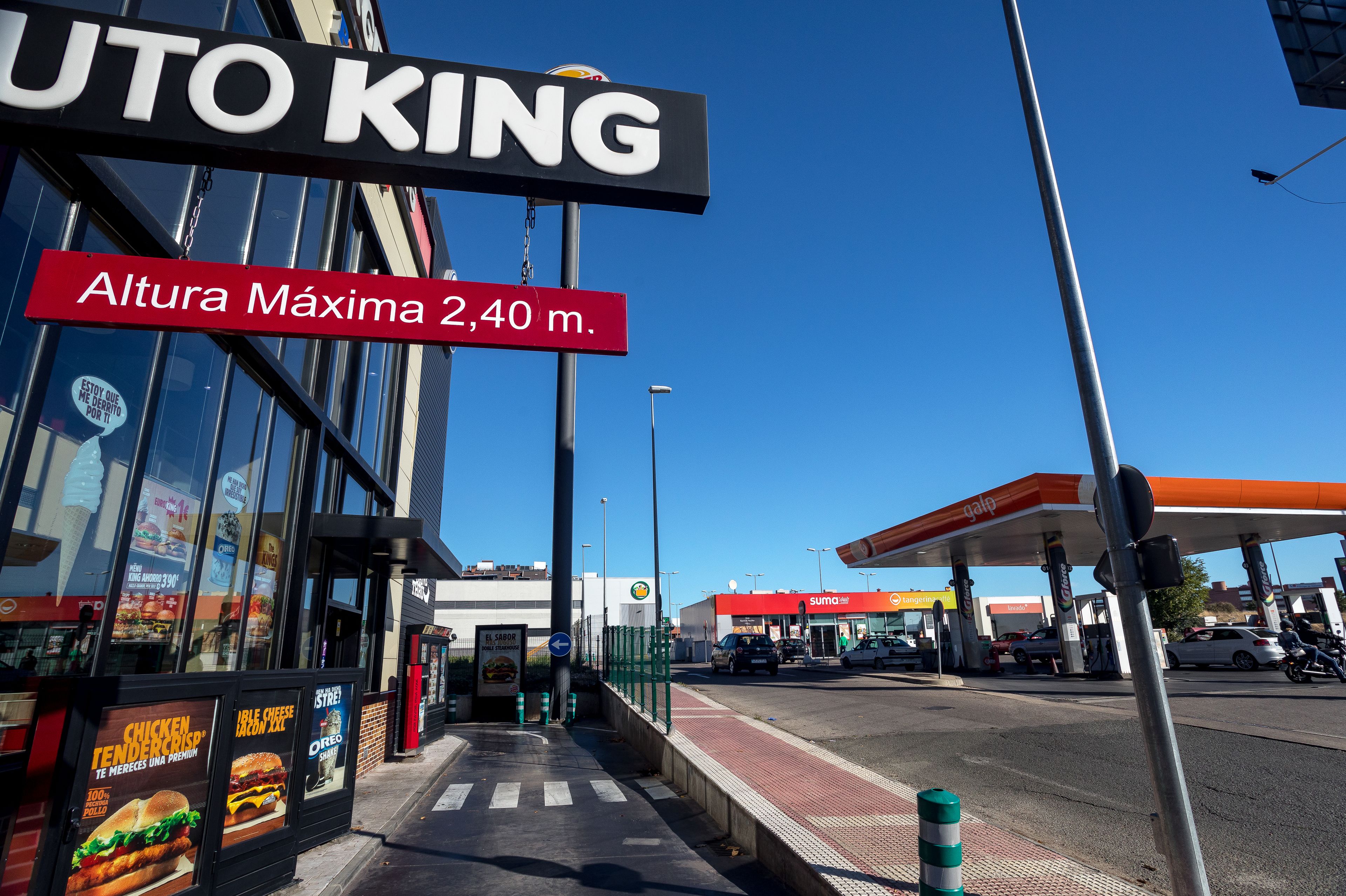 A fast-food restaurant named "UTO KING" with a maximum height sign of 2.40 meters.