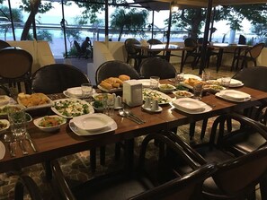 Se sirven desayunos, almuerzos y cenas; cocina turca