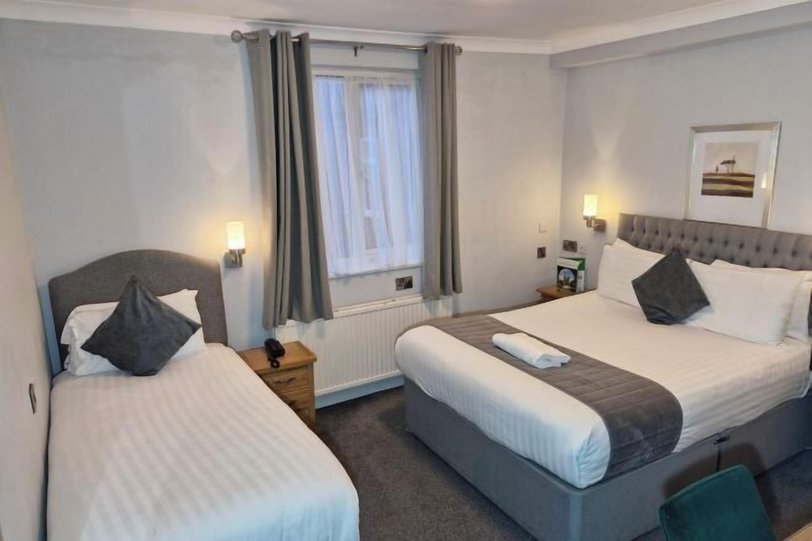 Hypo-allergenic bedding, desk, iron/ironing board, free WiFi