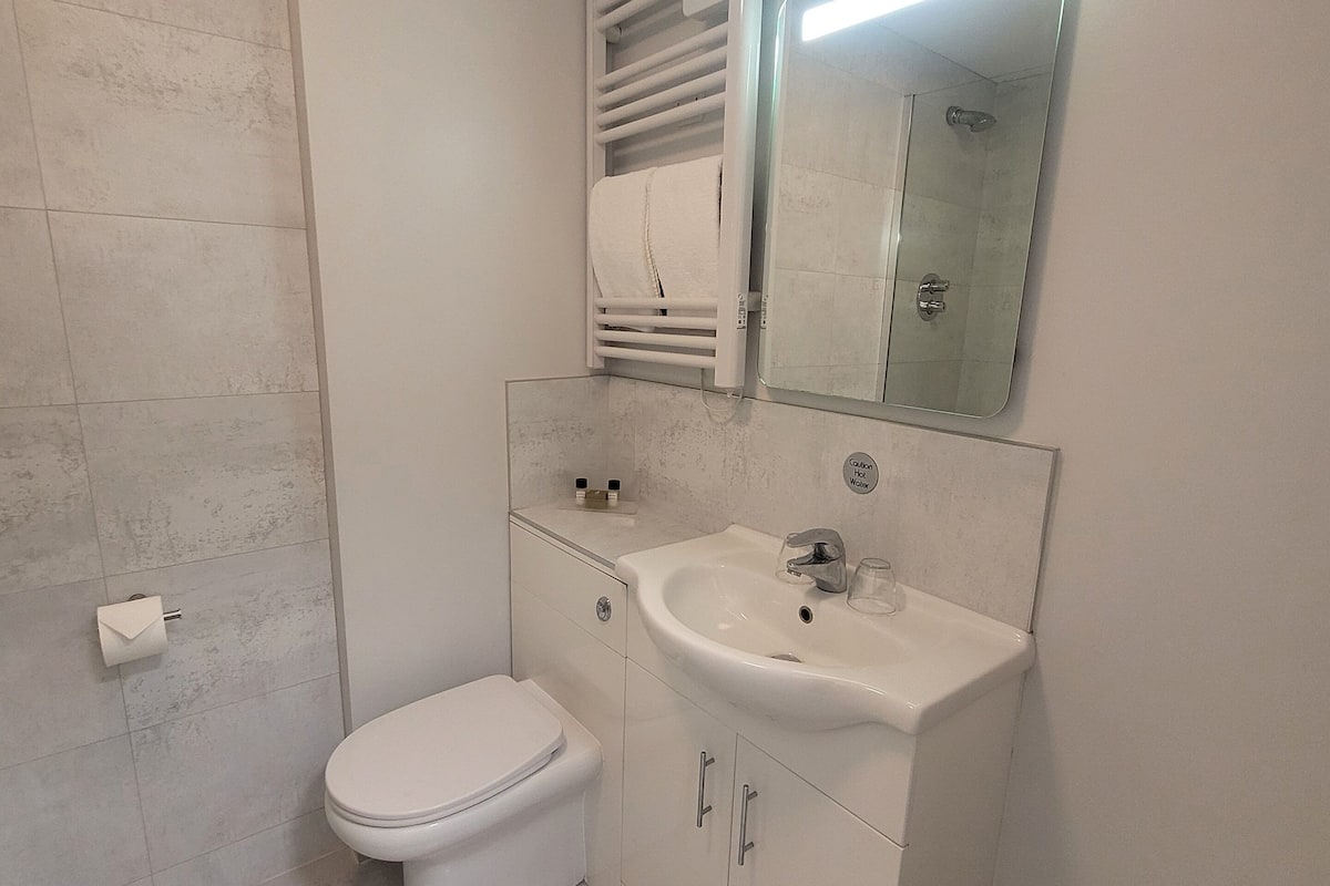 king superior room | bathroom | shower, free toiletries, hair dryer, towels