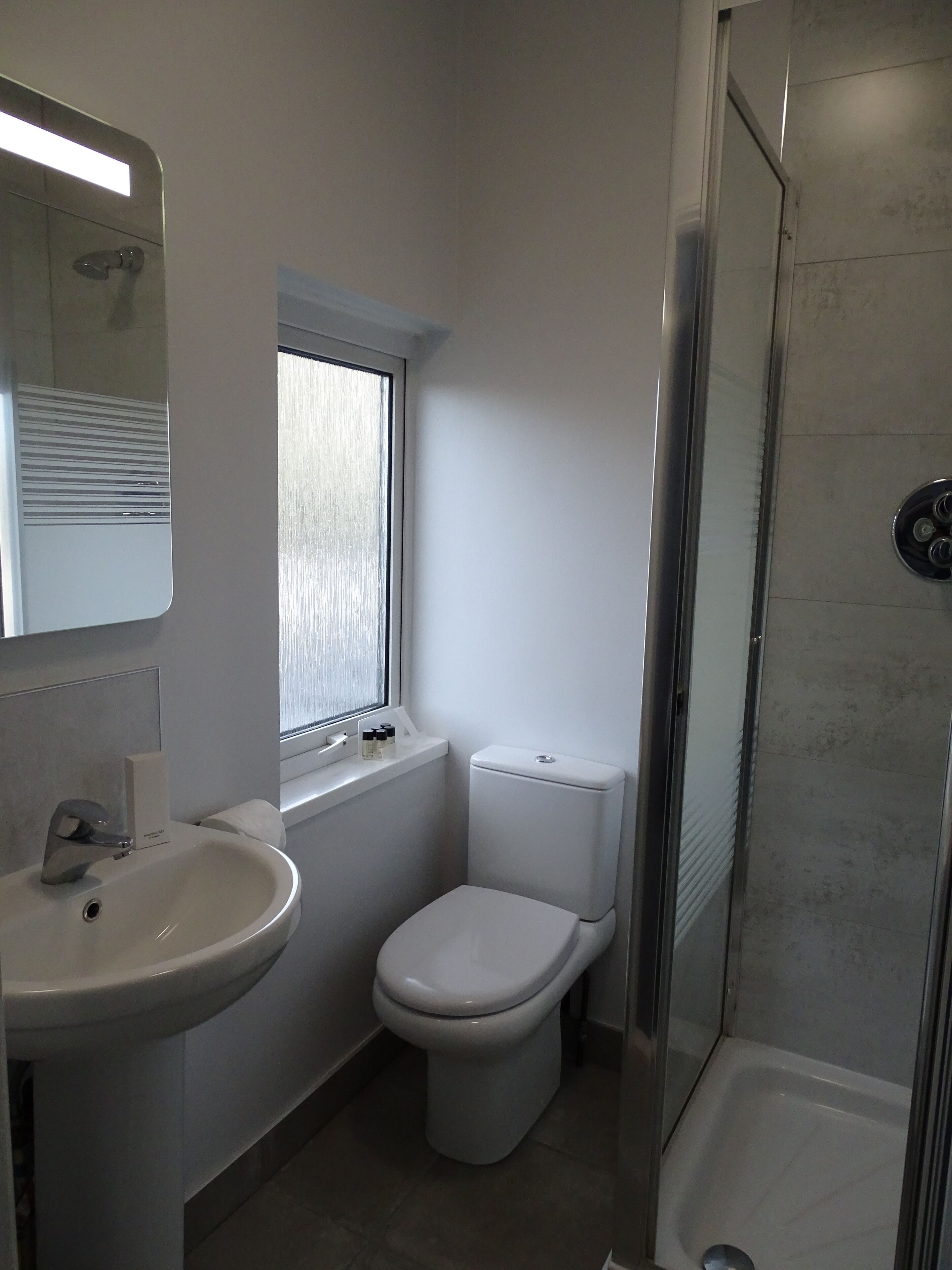 double room | bathroom | shower, free toiletries, hair dryer, towels