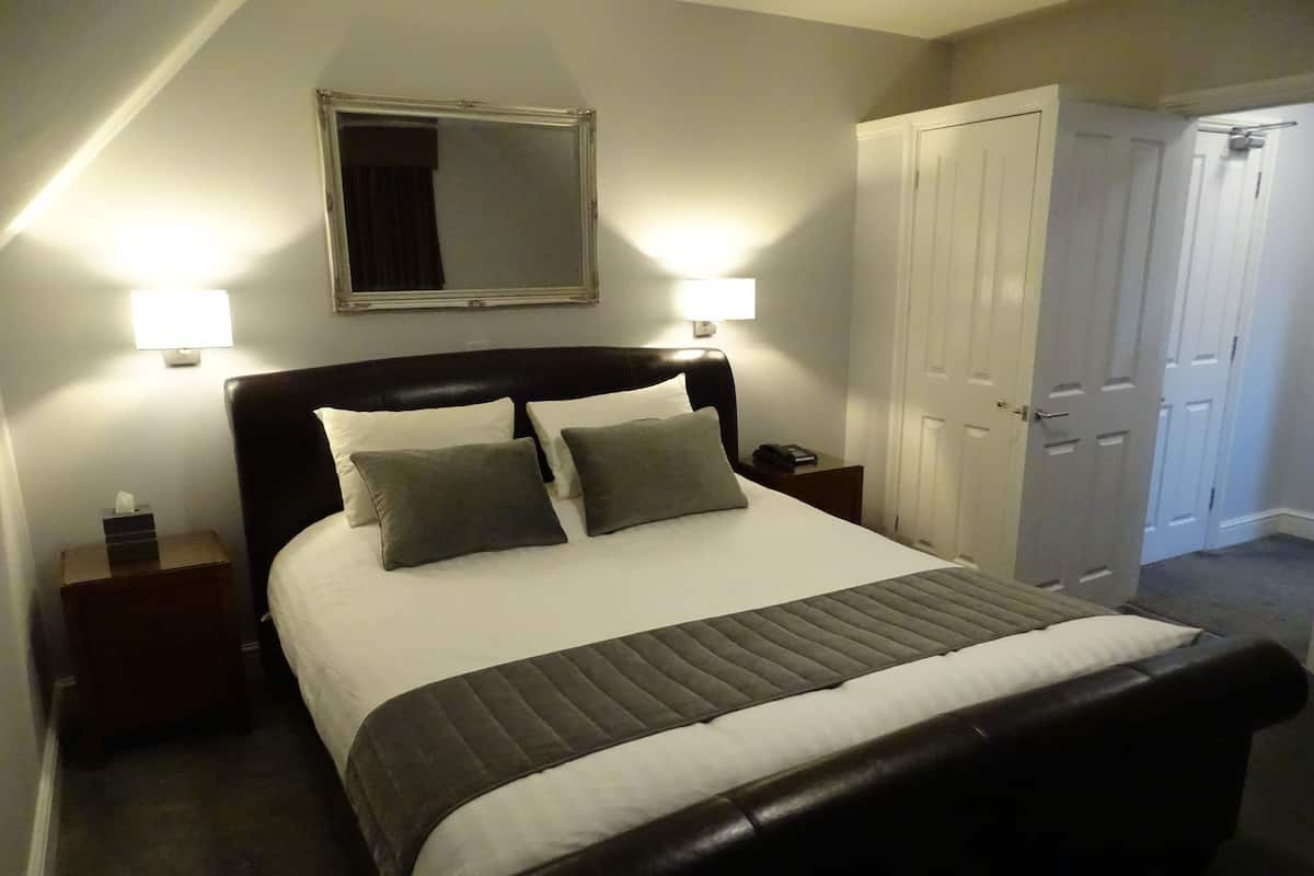Suite junior | 1 habitación, ropa de cama hipoalergénica y escritorio